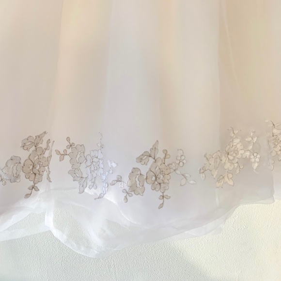 Girl’s formal white dress size 5 - Picture 8 of 11